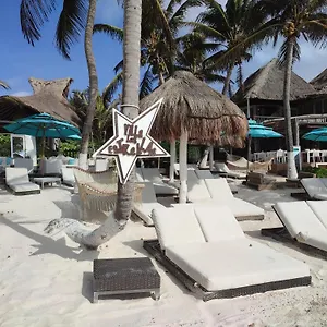 Estrellas - Located At The Party Zone Отель